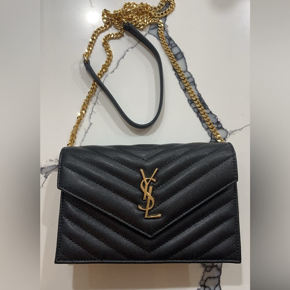 BLACK/GOLD CHEVRON CROSSBODY BAG